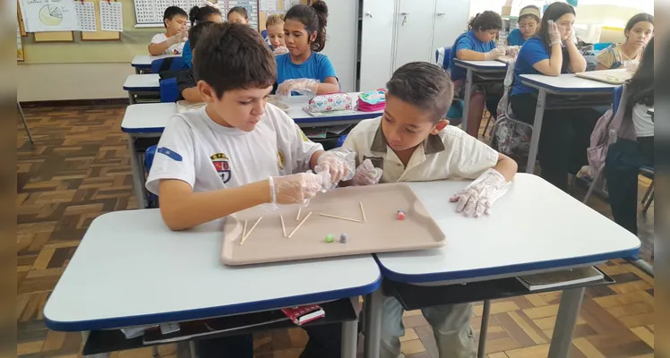 Os alunos realizaram observações, leituras do livro didático, montagens práticas de sólidos e criaram figuras tridimensionais com gomas e palitos.