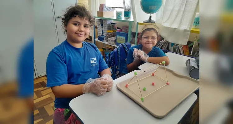Os alunos realizaram observações, leituras do livro didático, montagens práticas de sólidos e criaram figuras tridimensionais com gomas e palitos.