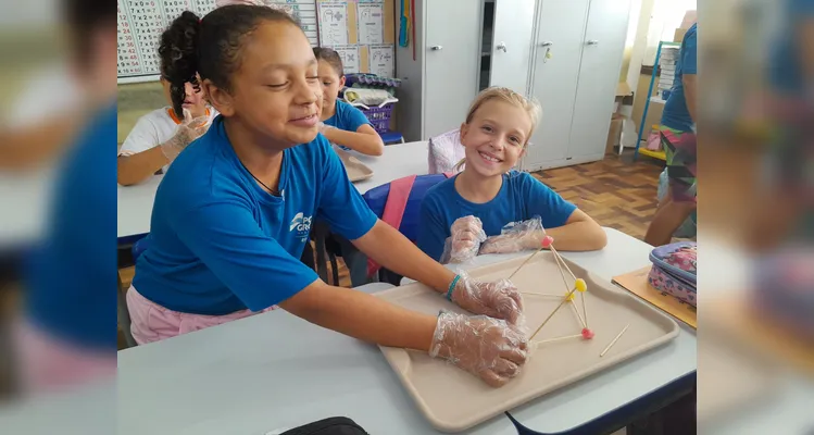 Os alunos realizaram observações, leituras do livro didático, montagens práticas de sólidos e criaram figuras tridimensionais com gomas e palitos.