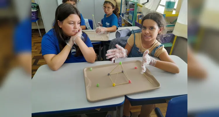 Os alunos realizaram observações, leituras do livro didático, montagens práticas de sólidos e criaram figuras tridimensionais com gomas e palitos.