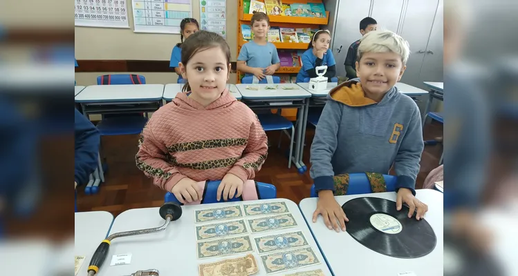A culminância do trabalho foi marcada por uma exposição de objetos antigos trazidos pelos próprios alunos.