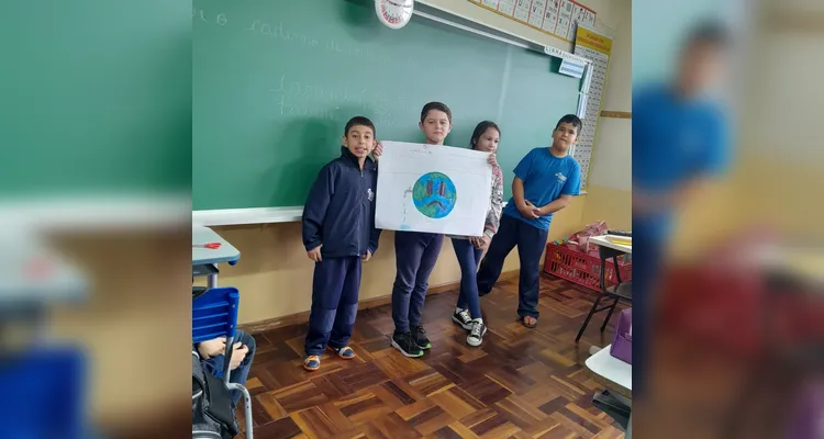 Após os estudos, os educandos, divididos em grupos, ficaram responsáveis por transmitir as informações que obtiveram as demais classes da escola.