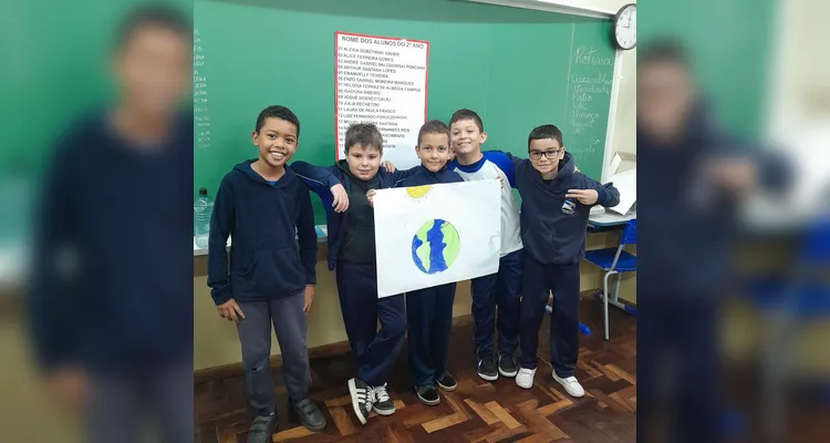 Após os estudos, os educandos, divididos em grupos, ficaram responsáveis por transmitir as informações que obtiveram as demais classes da escola.