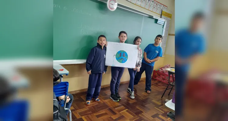 Após os estudos, os educandos, divididos em grupos, ficaram responsáveis por transmitir as informações que obtiveram as demais classes da escola.