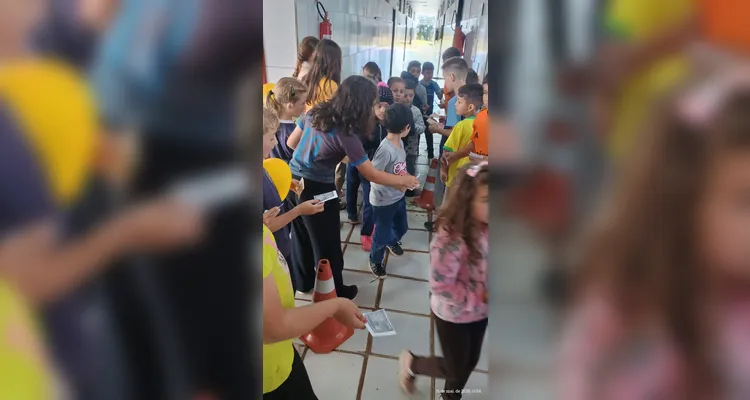 Os educandos prepararam cartazes, mensagens e orientações que foram utilizadas durante a realização do momento educacional.
