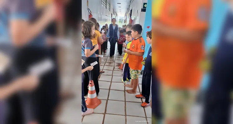 Os educandos prepararam cartazes, mensagens e orientações que foram utilizadas durante a realização do momento educacional.