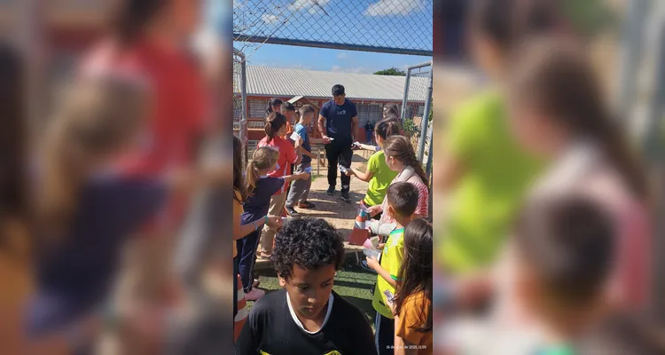 Os educandos prepararam cartazes, mensagens e orientações que foram utilizadas durante a realização do momento educacional.