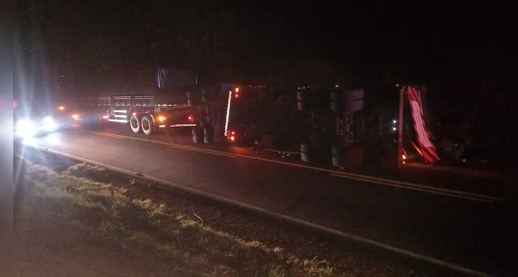 Caminhão tomba e derrama carga de batatas na PRC-466 em Pitanga