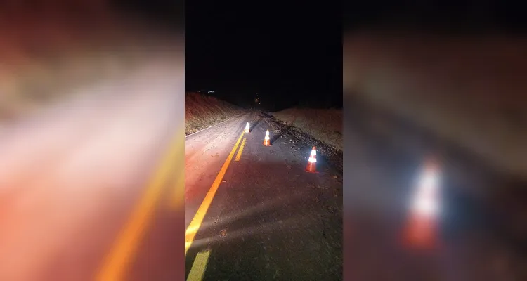 Caminhão tomba e derrama carga de batatas na PRC-466 em Pitanga