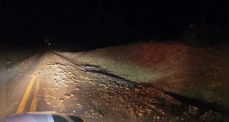 Caminhão tomba e derrama carga de batatas na PRC-466 em Pitanga