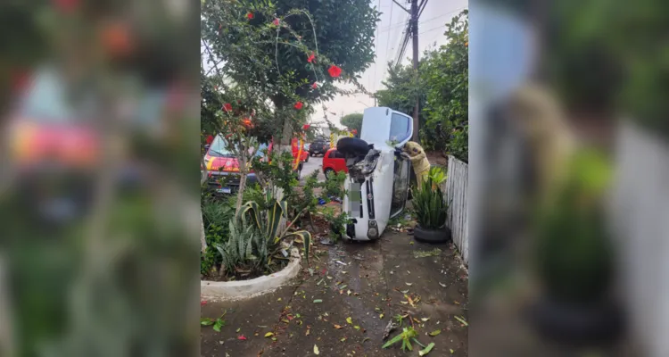 Carro tomba após colisão no bairro Boa Vista em PG