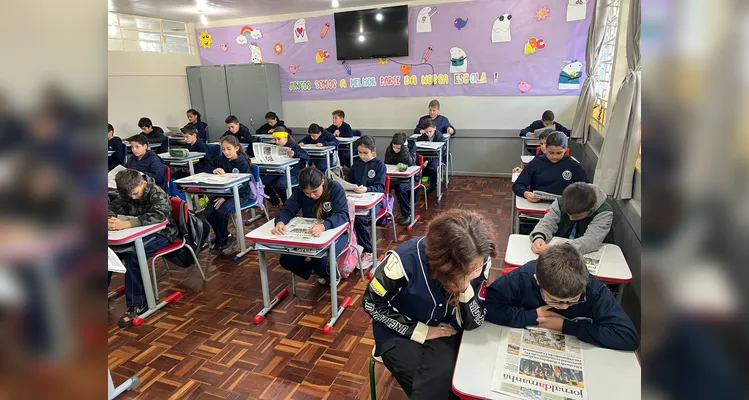 A turma realizou análises no Jornal da Manhã na versão física e digital e na sequência se empenhou em desenvolver as suas próprias notícias.