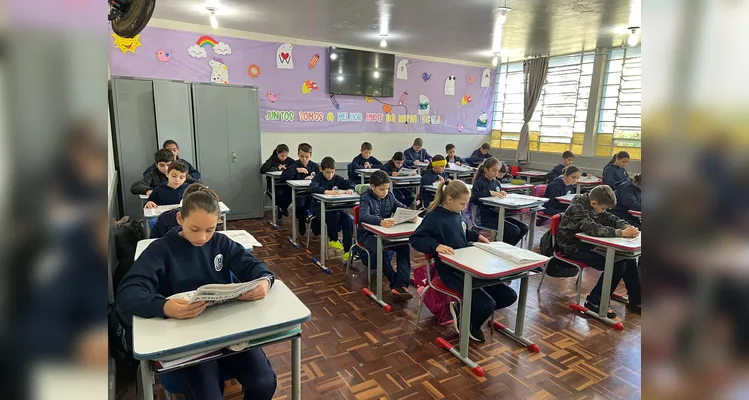 A turma realizou análises no Jornal da Manhã na versão física e digital e na sequência se empenhou em desenvolver as suas próprias notícias.