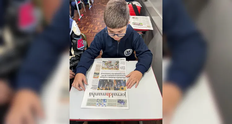 A turma realizou análises no Jornal da Manhã na versão física e digital e na sequência se empenhou em desenvolver as suas próprias notícias.
