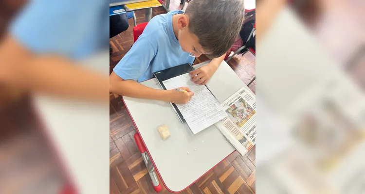 A turma realizou análises no Jornal da Manhã na versão física e digital e na sequência se empenhou em desenvolver as suas próprias notícias.
