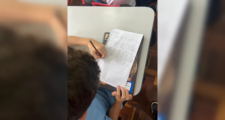 A turma realizou análises no Jornal da Manhã na versão física e digital e na sequência se empenhou em desenvolver as suas próprias notícias.