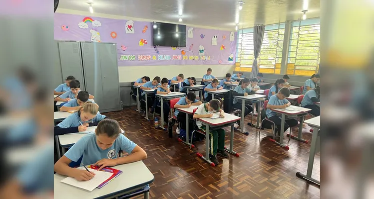 A turma realizou análises no Jornal da Manhã na versão física e digital e na sequência se empenhou em desenvolver as suas próprias notícias.