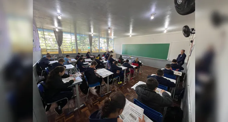 A turma realizou análises no Jornal da Manhã na versão física e digital e na sequência se empenhou em desenvolver as suas próprias notícias.