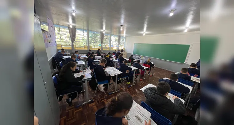A turma realizou análises no Jornal da Manhã na versão física e digital e na sequência se empenhou em desenvolver as suas próprias notícias.