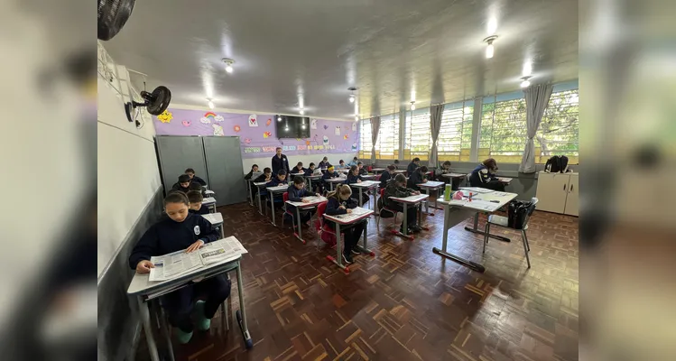 A turma realizou análises no Jornal da Manhã na versão física e digital e na sequência se empenhou em desenvolver as suas próprias notícias.