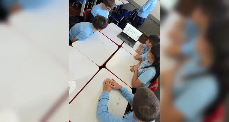 A turma realizou análises no Jornal da Manhã na versão física e digital e na sequência se empenhou em desenvolver as suas próprias notícias.