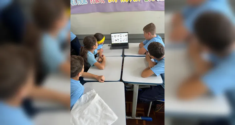A turma realizou análises no Jornal da Manhã na versão física e digital e na sequência se empenhou em desenvolver as suas próprias notícias.