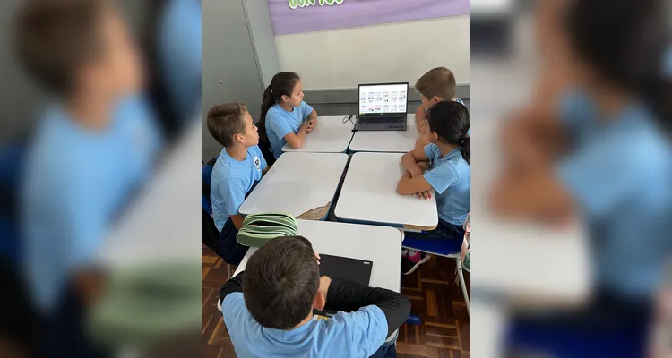 A turma realizou análises no Jornal da Manhã na versão física e digital e na sequência se empenhou em desenvolver as suas próprias notícias.