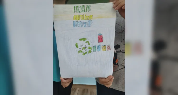 A turma também confeccionou cartazes de conscientização sobre a temática.