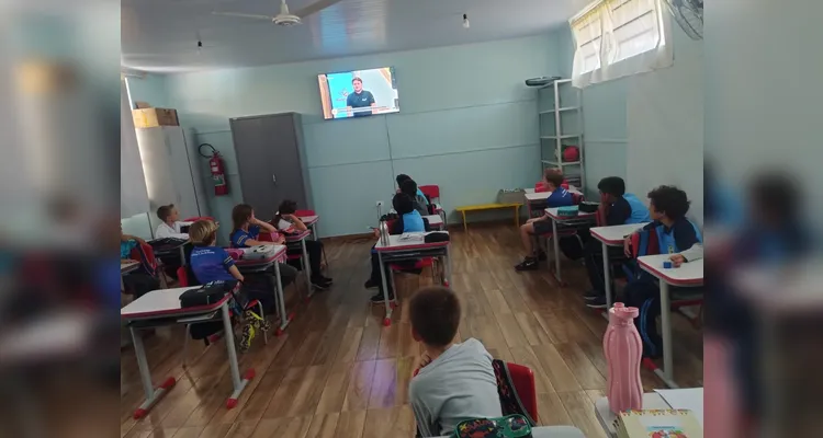 A turma iniciou as atividades assistindo ao conteúdo especial do Vamos Ler.