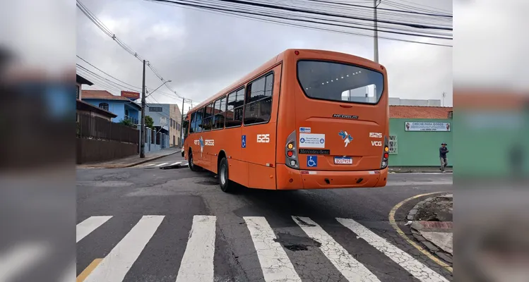 Batida entre ônibus da VCG e Ford Focus deixa veículo destruído em PG