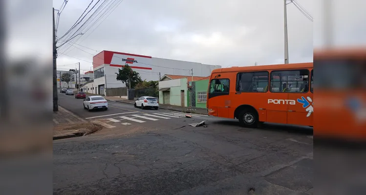 Batida entre ônibus da VCG e Ford Focus deixa veículo destruído em PG