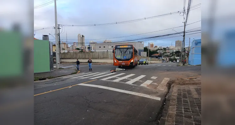 Batida entre ônibus da VCG e Ford Focus deixa veículo destruído em PG