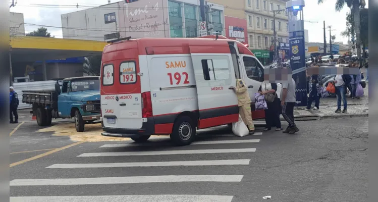 Homem é atropelado por caminhão enquanto varria calçada no Centro de PG
