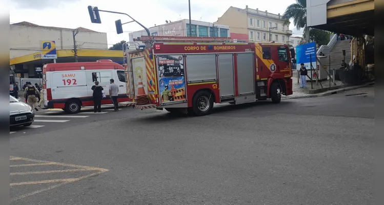Homem é atropelado por caminhão enquanto varria calçada no Centro de PG