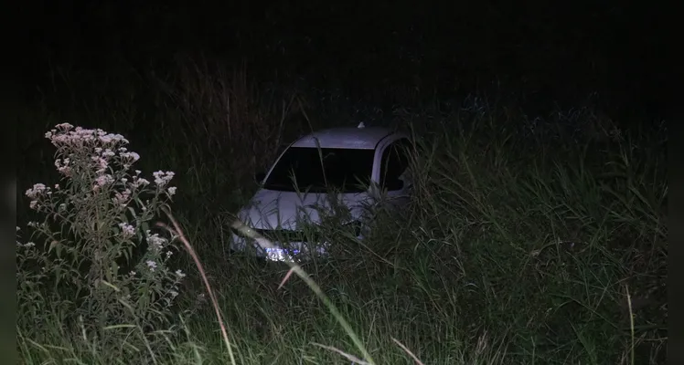 Carro caiu no local ainda não alagado. Condutor não se feriu