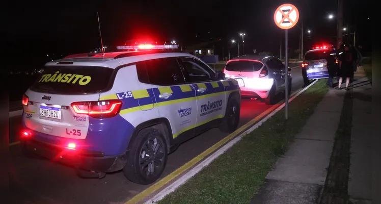 Carro caiu no local ainda não alagado. Condutor não se feriu