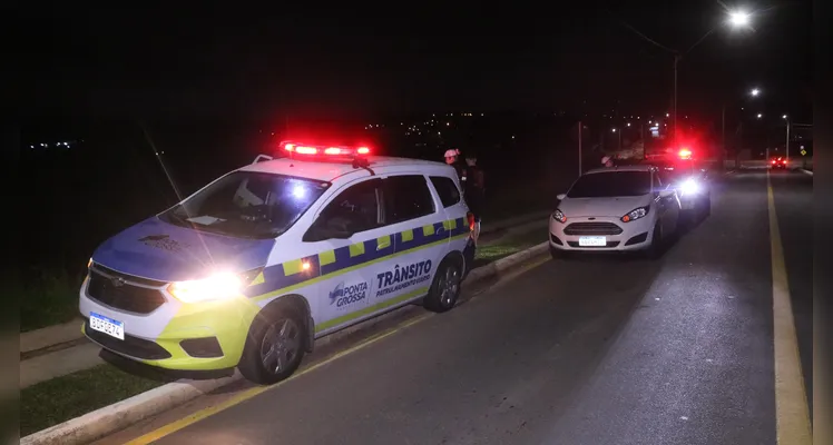 Carro caiu no local ainda não alagado. Condutor não se feriu