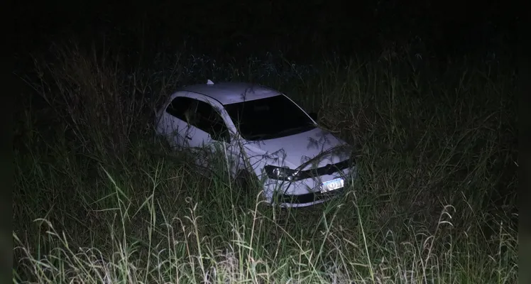 Carro caiu no local ainda não alagado. Condutor não se feriu