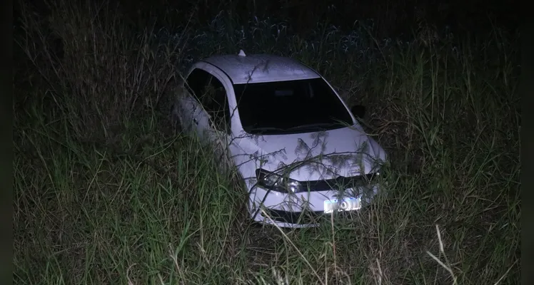 Carro caiu no local ainda não alagado. Condutor não se feriu