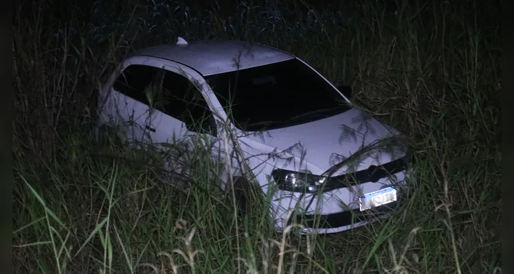 Carro caiu no local ainda não alagado. Condutor não se feriu