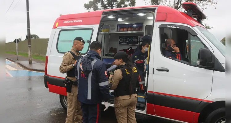 Carro atinge poste após forte colisão em frente ao 13º BIB em PG