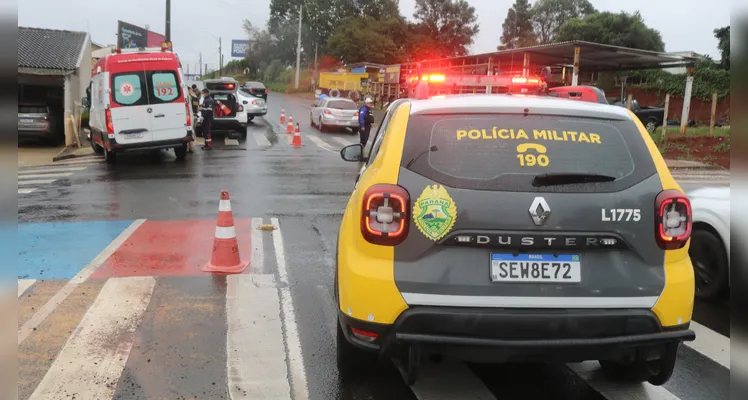 Carro atinge poste após forte colisão em frente ao 13º BIB em PG