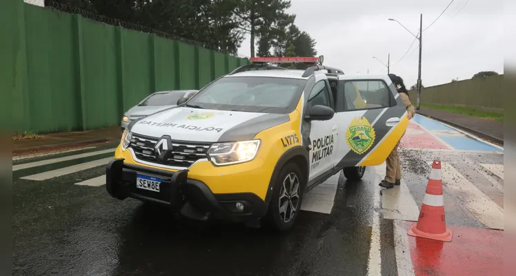 Carro atinge poste após forte colisão em frente ao 13º BIB em PG