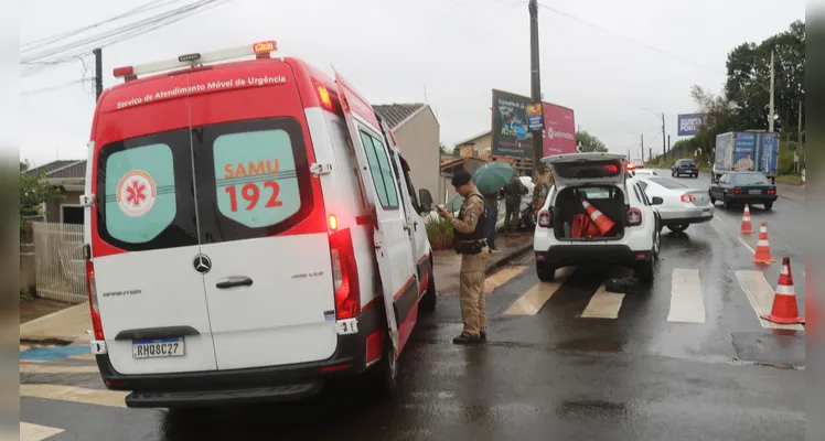 Carro atinge poste após forte colisão em frente ao 13º BIB em PG
