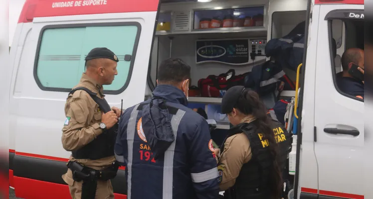 Carro atinge poste após forte colisão em frente ao 13º BIB em PG
