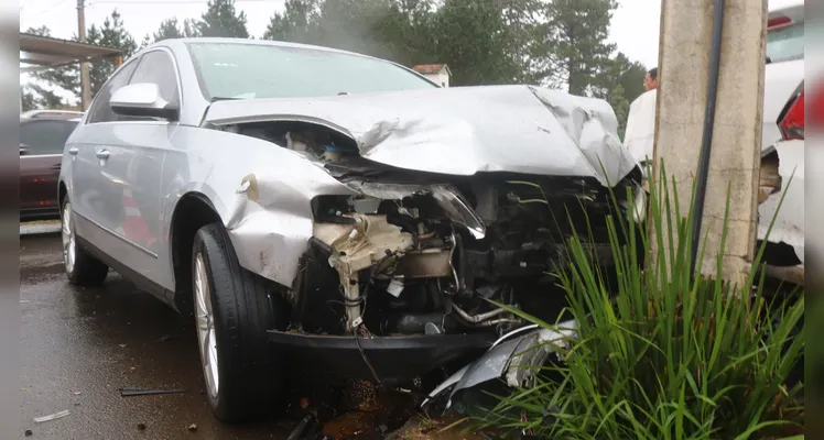Carro atinge poste após forte colisão em frente ao 13º BIB em PG