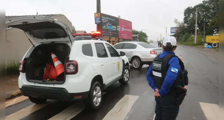 Carro atinge poste após forte colisão em frente ao 13º BIB em PG