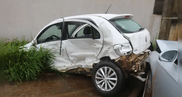 Carro atinge poste após forte colisão em frente ao 13º BIB em PG