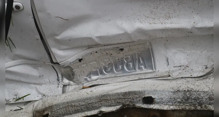 Carro atinge poste após forte colisão em frente ao 13º BIB em PG