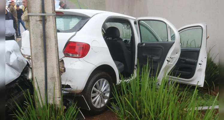 Carro atinge poste após forte colisão em frente ao 13º BIB em PG